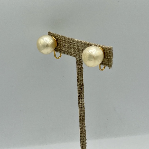Vintage KENNETH LANE clip on gold & pearl classic style earrings - Picture 2 of 6